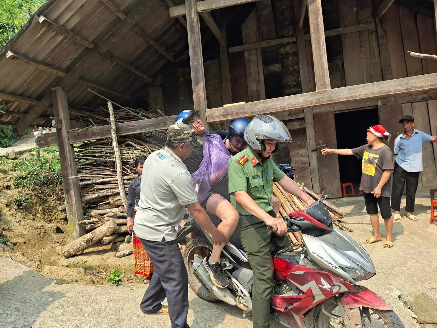 Kịp thời cứu hộ du khách nước ngoài gặp nạn tại Lào Cai